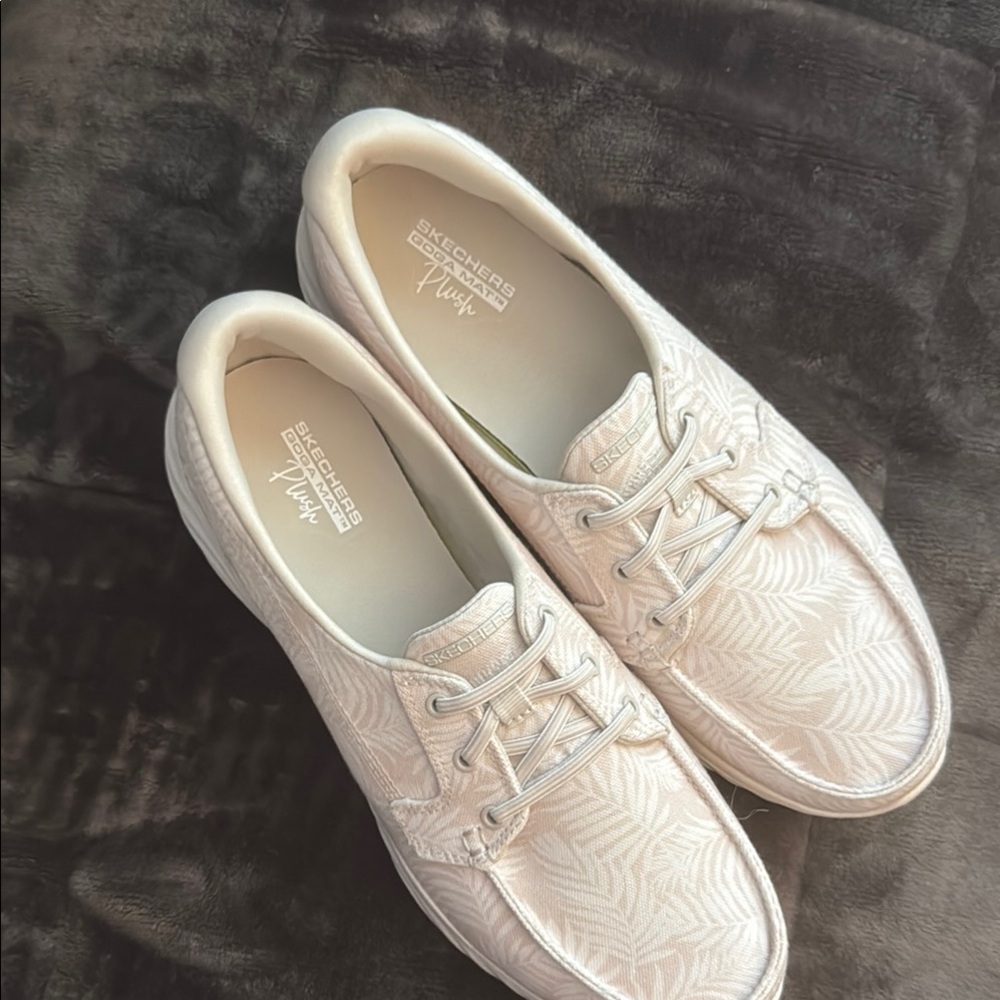 Skechers Cream Sneakers Slip-On Comfort